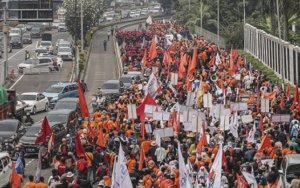 Peringatan Hari Buruh, Ratusan Buruh Sidoarjo Pilih Konvoi dengan Kereta Kelinci