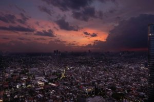 Gambar panorama kota Surabaya pada malam hari