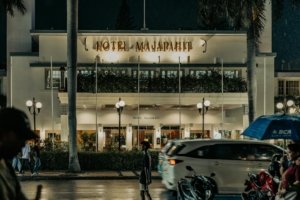 Kota Surabaya di malam hari dengan lampu kota yang indah