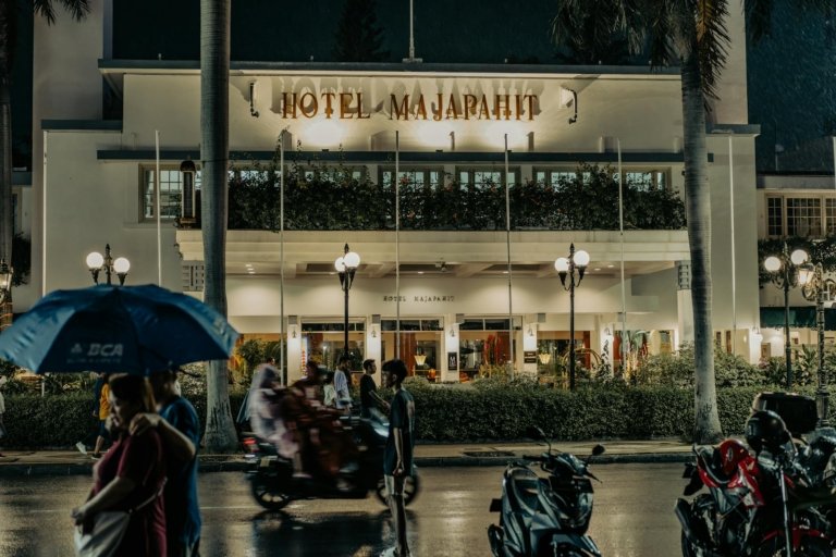 Gambar landmark Surabaya di malam hari