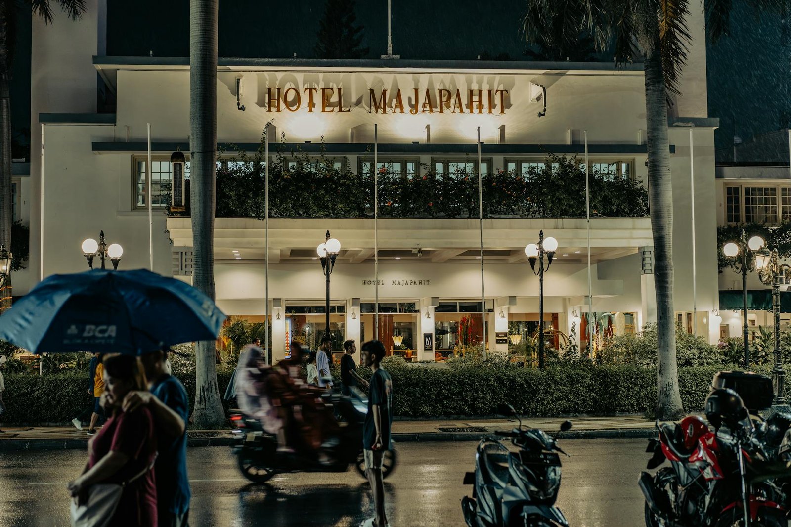 Gambar landmark Surabaya di malam hari