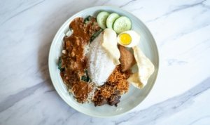 Kuliner Surabaya dengan lontong kikil dan gudeg