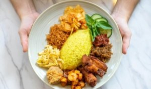 Makanan khas Surabaya seperti rawon dan lontong balap