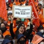 sejumlah buruh mengikuti aksi di depan gedung dprd jawa 220514152754 458
