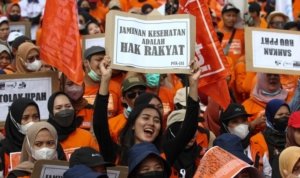 sejumlah buruh mengikuti aksi di depan gedung dprd jawa 220514152754 458