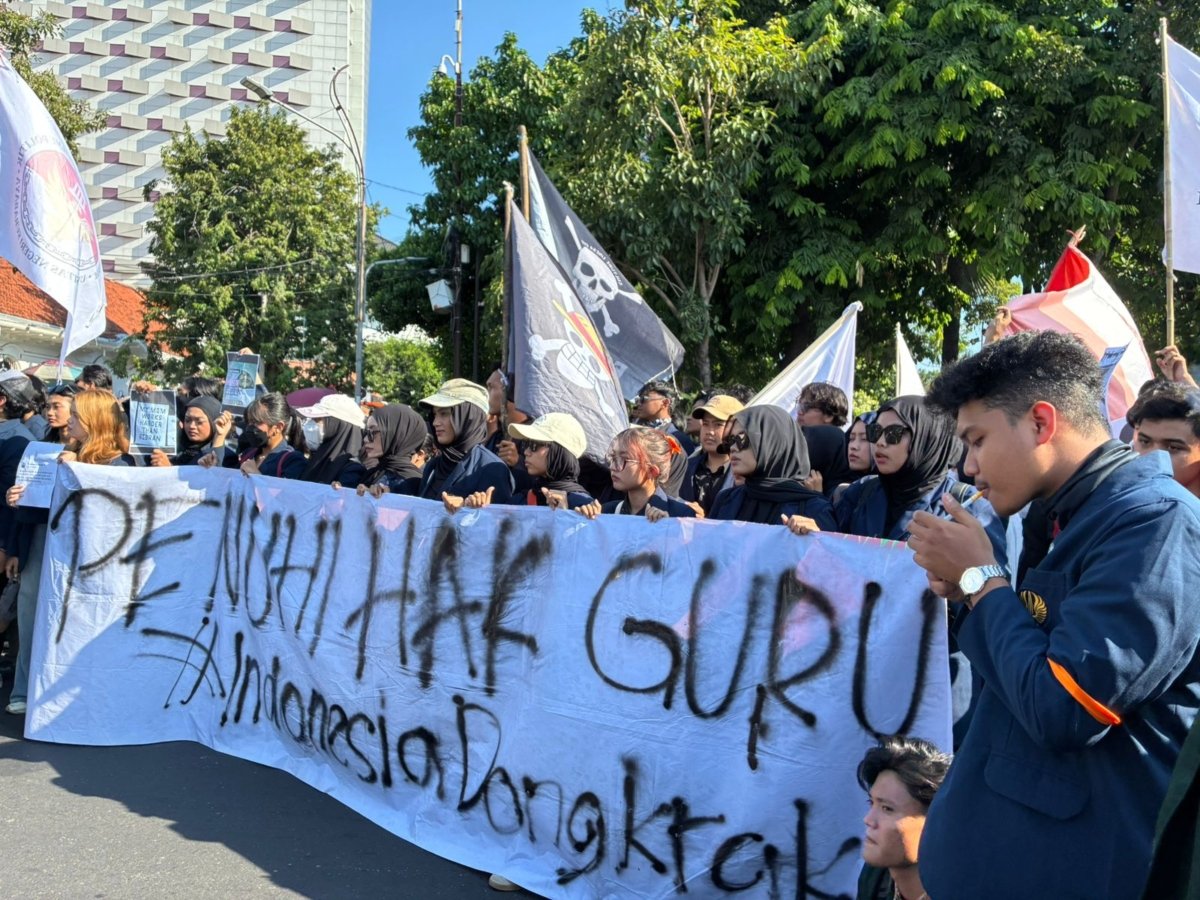 Pengamanan Ketat Dalam Aksi Demo di Surabaya, 2.200 Personel Gabungan Disiagakan 1 Mahasiswa aliansi BEM Surabaya