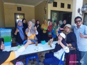 Emak-Emak RT 02/RW 06 Gelar Rutinitas Jumat Berkah di Margorejo Sawah, Wonocolo Surabaya