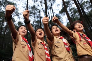 Rekor MURI Pramuka Surabaya: Basuh Kaki Orang Tua, Pengukuhan Garuda, dan Demonstrasi Semaphore