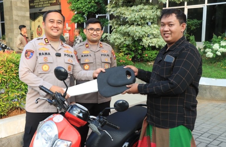 Polres Gresik Kembalikan 3 Motor Korban Curanmor dan Begal Tanpa Biaya