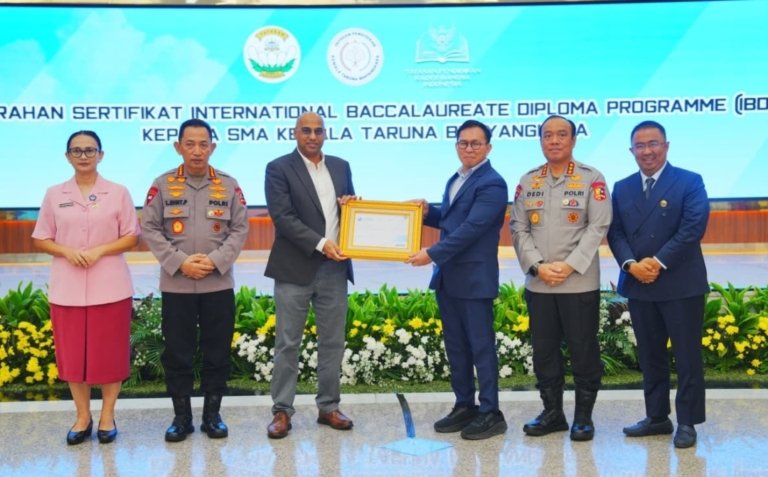 Terima Sertifikat IBDP SMA KTB, Kapolri: Cetak Generasi Muda untuk Wujudkan Indonesia Emas 2045