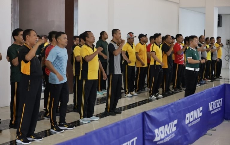 Adu Ketangkasan di Meja Hijau, Personel Polrestabes Surabaya Meriahkan Turnamen Tenis Meja Hari Bhayangkara ke-80