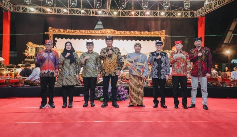 Kapolda Jatim Gaungkan Semangat Jogo Jawa Timur di Pagelaran Wayang Kulit Hari Bhayangkara ke – 80