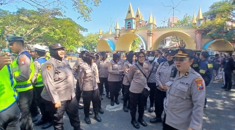 Polres Pelabuhan Tanjung Perak Kerahkan 696 Personel Amankan Pengesahan Warga Baru PSHT di Surabaya.