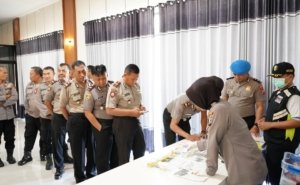 Komitmen Bersih Narkoba, Kapolres Situbondo Jalani Tes Urine bersama PJU dan Kapolsek Jajaran
