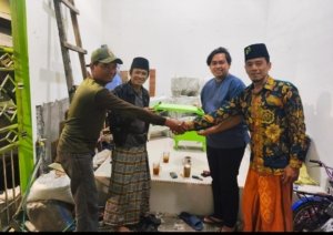 DPC PPP Kota Surabaya Serahkan 100 Meja Belajar Mengaji untuk Masjid Kelampis Ngasem