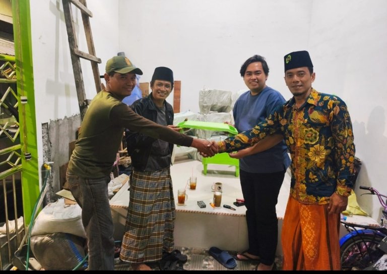 DPC PPP Kota Surabaya Serahkan 100 Meja Belajar Mengaji untuk Masjid Kelampis Ngasem