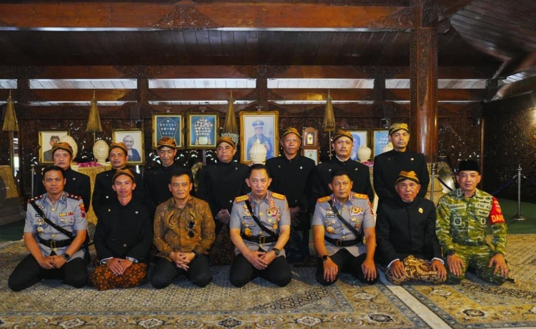 Usai Soekarno dan Gus Dur, Kapolri Ziarah-Tabur Bunga ke Makam Soeharto