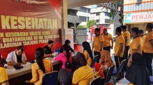 Semarak HUT ke-80 Bhayangkara, Polres Pelabuhan Tanjung Perak Gelar Bakti Kesehatan hingga Bazar Murah