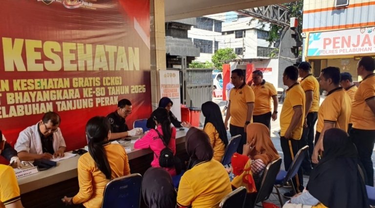 Semarak HUT ke-80 Bhayangkara, Polres Pelabuhan Tanjung Perak Gelar Bakti Kesehatan hingga Bazar Murah