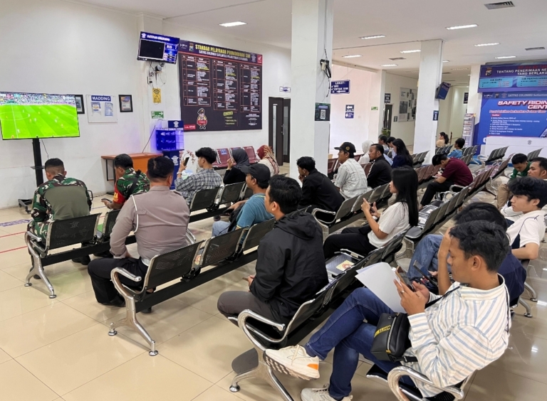 Ciptakan Suasana Nyaman, Satlantas Hadirkan Nobar Piala Dunia dan Pemohon SIM Bikin Antrean SIM Makin Ceria