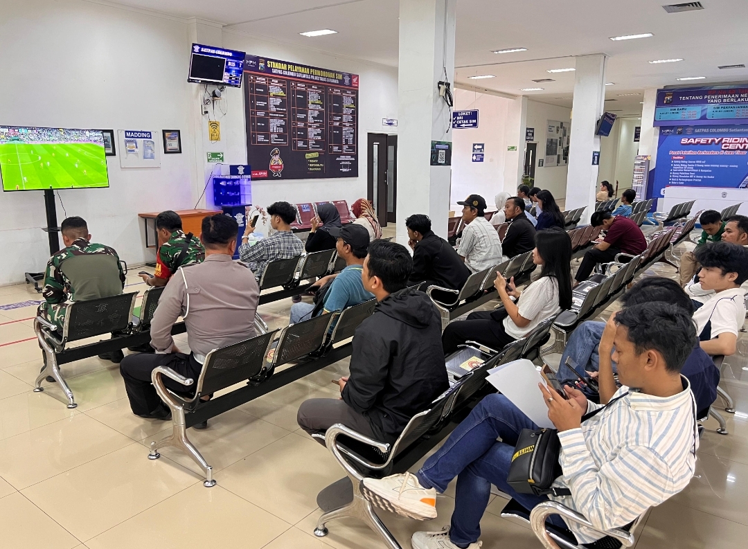 Ciptakan Suasana Nyaman, Satlantas Hadirkan Nobar Piala Dunia dan Pemohon SIM Bikin Antrean SIM Makin Ceria