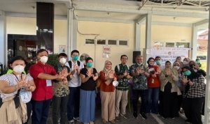 Pemerintah Kota (Pemkot) Surabaya terus memperkuat upaya penanggulangan tuberkulosis (TBC) melalui kegiatan tracing dan screening yang dilakukan secara rutin di sejumlah wilayah. Hingga Mei 2026, capaian pemeriksaan suspek TBC di Kota Pahlawan menunjukkan perkembangan yang signifikan dan menjadi bagian dari upaya mendukung target nasional eliminasi TBC pada 2030. Kepala Dinas Kesehatan (Dinkes) Kota Surabaya, dr. Billy Daniel Messakh, mengatakan saat ini terdapat lima area di Kota Pahlawan yang menjadi fokus kegiatan tracing dan screening setiap pekan. "Kita punya kegiatan untuk tracing dan screening. Di Surabaya ini ada lima area yang setiap minggu itu kita lakukan kegiatan untuk tracing dan screening," ujar dr Billy, Rabu (10/6/2026). Billy menjelaskan, tracing dilakukan terhadap orang yang memiliki kontak erat dengan pasien TBC. Sedangkan screening menyasar masyarakat yang tidak bergejala maupun tidak memiliki riwayat kontak dengan penderita. "Jadi tracing ini untuk yang kontak erat. Sedangkan screening (untuk) yang tidak bergejala, dan tidak pernah kontak juga," katanya. Berdasarkan data Dinkes Surabaya periode Januari-Mei 2026, dari target penemuan 61.624 suspek atau terduga TBC, sebanyak 44.088 orang telah diperiksa atau mencapai 71,54 persen. Sementara capaian skrining telah menjangkau 644.201 penduduk atau 45,78 persen dari target 50 persen jumlah penduduk yang harus diskrining. Dari estimasi 11.412 kasus TBC pada 2026, sebanyak 4.191 kasus berhasil ditemukan, terdiri atas 4.078 kasus TBC sensitif obat (SO) dan 113 kasus TBC resistan obat (RO). Saat ini, sebanyak 4.166 pasien TBC tengah menjalani pengobatan di seluruh fasilitas pelayanan kesehatan (fasyankes) di Surabaya. Untuk kasus TBC SO, sebanyak 3.443 pasien atau 84,43 persen telah memulai pengobatan. Sedangkan dari 113 kasus TBC RO yang ditemukan, sebanyak 90 pasien atau 79,65 persen telah menjalani terapi. Tingkat keberhasilan pengobatan atau Treatment Success Rate (TSR) TBC SO di Surabaya tercatat mencapai 89,36 persen, sementara angka kematian pasien TBC selama menjalani pengobatan berada di angka 1,80 persen. Selain itu, Dinkes Surabaya juga mencatat sebanyak 2.461 investigasi kontak telah dilakukan dan 2.729 orang mendapatkan terapi pencegahan kontak serumah sebagai bagian dari upaya memutus rantai penularan. Menurut Billy, hasil kegiatan tracing dan screening yang dilakukan secara rutin tersebut menunjukkan perkembangan yang cukup signifikan. Hingga Mei 2026, pemeriksaan telah dilakukan terhadap lebih dari separuh target temuan yang ditetapkan Kementerian Kesehatan (Kemenkes) RI. "Nah, sampai bulan Mei kemarin kita sudah lakukan pemeriksaan itu terhadap sekitar 50 persen lebih dari 68.000 estimasi (target penemuan) yang diberikan Kemenkes ke Kota Surabaya," ungkap dr Billy. Ia mengungkapkan, kegiatan tracing dan screening salah satunya digelar di Puskesmas Sawah Pulo, Kelurahan Ujung, Kecamatan Semampir. Dalam kegiatan itu, Dinkes Surabaya melibatkan Fakultas Kedokteran Universitas Airlangga (FK Unair), dokter spesialis paru, serta residen paru. "Di sana kita libatkan FK Unair dari dokter spesialis paru dan residen paru. Ada turun sekitar enam orang dan kepala Irna-nya (Instalasi Rawat Inap)," ujarnya. Selain dukungan tenaga medis, dr Billy menyebut kegiatan tersebut juga memanfaatkan teknologi pemeriksaan terbaru yang dinilai dapat mempermudah deteksi TBC. "Ada alat untuk pemeriksaan baru. Kalau selama ini kan kita harus pakai dahak. Nah, kesulitan untuk dapat dahak ini, ternyata ada alat yang bisa membantu kita, cukup saliva atau air liur saja kita bisa mendeteksinya," jelas dr Billy. Bahkan, dr Billy menuturkan bahwa pengembangan metode pemeriksaan tersebut mendapat dukungan dari tim ahli internasional. "Jadi, kegiatan itu didukung oleh tim ahli juga dari Cina dan Korea," imbuhnya. Billy menjelaskan, langkah penanganan TBC di Surabaya dilakukan segera setelah pasien terdiagnosis. Obat dan paket terapi telah tersedia di seluruh puskesmas untuk memastikan pasien dapat segera menjalani pengobatan. "Jadi langkah dari tracing dan screening ini begitu kita ketemu, langsung kita terapi. Setelah diagnostik selesai kita terapi. Paket-paket untuk terapi ini sudah ada di Puskesmas," bebernya. Untuk memastikan keberhasilan pengobatan, Dinkes Surabaya juga melibatkan Kader Surabaya Hebat (KSH), petugas puskesmas, dan tim Dinkes dalam memantau kepatuhan pasien mengonsumsi obat. "Jadi baik itu Kader Surabaya Hebat, tim dari Puskesmas setempat dan Dinas Kesehatan akan memantau memantau ketaatan minum obatnya," kata dr Billy. Menurutnya, durasi terapi yang cukup panjang kerap menjadi tantangan bagi pasien. Karena itu, pendampingan dan motivasi terus diberikan agar pasien tidak menghentikan pengobatan di tengah jalan. "Sehingga obat yang diberikan benar-benar diminum karena terapinya cukup banyak. Itu yang membuat kadang-kadang pasien lelah. Nah, kita motivasi terus sehingga mereka tetap semangat," tuturnya. Pihaknya berharap berbagai upaya yang dilakukan Pemkot Surabaya dapat membantu pencapaian target nasional eliminasi TBC pada 2030. "Kita harapkan paling tidak target dari Kementerian Kesehatan itu kita bisa dapat, sehingga angka eliminasi TB (tahun 2030) yang diharapkan itu tercapai," pungkasnya. Target tersebut sejalan dengan Perpres Nomor 67 Tahun 2021 tentang Penanggulangan Tuberkulosis, yang menargetkan angka kejadian TBC turun menjadi 65 kasus per 100.000 penduduk dan angka kematian menjadi 6 kasus per 100.000 penduduk pada 2030. (*)