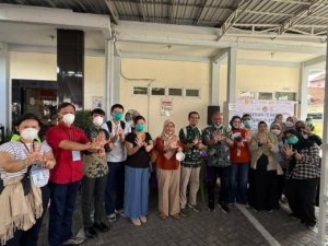 Pemerintah Kota (Pemkot) Surabaya terus memperkuat upaya penanggulangan tuberkulosis (TBC) melalui kegiatan tracing dan screening yang dilakukan secara rutin di sejumlah wilayah. Hingga Mei 2026, capaian pemeriksaan suspek TBC di Kota Pahlawan menunjukkan perkembangan yang signifikan dan menjadi bagian dari upaya mendukung target nasional eliminasi TBC pada 2030. Kepala Dinas Kesehatan (Dinkes) Kota Surabaya, dr. Billy Daniel Messakh, mengatakan saat ini terdapat lima area di Kota Pahlawan yang menjadi fokus kegiatan tracing dan screening setiap pekan. "Kita punya kegiatan untuk tracing dan screening. Di Surabaya ini ada lima area yang setiap minggu itu kita lakukan kegiatan untuk tracing dan screening," ujar dr Billy, Rabu (10/6/2026). Billy menjelaskan, tracing dilakukan terhadap orang yang memiliki kontak erat dengan pasien TBC. Sedangkan screening menyasar masyarakat yang tidak bergejala maupun tidak memiliki riwayat kontak dengan penderita. "Jadi tracing ini untuk yang kontak erat. Sedangkan screening (untuk) yang tidak bergejala, dan tidak pernah kontak juga," katanya. Berdasarkan data Dinkes Surabaya periode Januari-Mei 2026, dari target penemuan 61.624 suspek atau terduga TBC, sebanyak 44.088 orang telah diperiksa atau mencapai 71,54 persen. Sementara capaian skrining telah menjangkau 644.201 penduduk atau 45,78 persen dari target 50 persen jumlah penduduk yang harus diskrining. Dari estimasi 11.412 kasus TBC pada 2026, sebanyak 4.191 kasus berhasil ditemukan, terdiri atas 4.078 kasus TBC sensitif obat (SO) dan 113 kasus TBC resistan obat (RO). Saat ini, sebanyak 4.166 pasien TBC tengah menjalani pengobatan di seluruh fasilitas pelayanan kesehatan (fasyankes) di Surabaya. Untuk kasus TBC SO, sebanyak 3.443 pasien atau 84,43 persen telah memulai pengobatan. Sedangkan dari 113 kasus TBC RO yang ditemukan, sebanyak 90 pasien atau 79,65 persen telah menjalani terapi. Tingkat keberhasilan pengobatan atau Treatment Success Rate (TSR) TBC SO di Surabaya tercatat mencapai 89,36 persen, sementara angka kematian pasien TBC selama menjalani pengobatan berada di angka 1,80 persen. Selain itu, Dinkes Surabaya juga mencatat sebanyak 2.461 investigasi kontak telah dilakukan dan 2.729 orang mendapatkan terapi pencegahan kontak serumah sebagai bagian dari upaya memutus rantai penularan. Menurut Billy, hasil kegiatan tracing dan screening yang dilakukan secara rutin tersebut menunjukkan perkembangan yang cukup signifikan. Hingga Mei 2026, pemeriksaan telah dilakukan terhadap lebih dari separuh target temuan yang ditetapkan Kementerian Kesehatan (Kemenkes) RI. "Nah, sampai bulan Mei kemarin kita sudah lakukan pemeriksaan itu terhadap sekitar 50 persen lebih dari 68.000 estimasi (target penemuan) yang diberikan Kemenkes ke Kota Surabaya," ungkap dr Billy. Ia mengungkapkan, kegiatan tracing dan screening salah satunya digelar di Puskesmas Sawah Pulo, Kelurahan Ujung, Kecamatan Semampir. Dalam kegiatan itu, Dinkes Surabaya melibatkan Fakultas Kedokteran Universitas Airlangga (FK Unair), dokter spesialis paru, serta residen paru. "Di sana kita libatkan FK Unair dari dokter spesialis paru dan residen paru. Ada turun sekitar enam orang dan kepala Irna-nya (Instalasi Rawat Inap)," ujarnya. Selain dukungan tenaga medis, dr Billy menyebut kegiatan tersebut juga memanfaatkan teknologi pemeriksaan terbaru yang dinilai dapat mempermudah deteksi TBC. "Ada alat untuk pemeriksaan baru. Kalau selama ini kan kita harus pakai dahak. Nah, kesulitan untuk dapat dahak ini, ternyata ada alat yang bisa membantu kita, cukup saliva atau air liur saja kita bisa mendeteksinya," jelas dr Billy. Bahkan, dr Billy menuturkan bahwa pengembangan metode pemeriksaan tersebut mendapat dukungan dari tim ahli internasional. "Jadi, kegiatan itu didukung oleh tim ahli juga dari Cina dan Korea," imbuhnya. Billy menjelaskan, langkah penanganan TBC di Surabaya dilakukan segera setelah pasien terdiagnosis. Obat dan paket terapi telah tersedia di seluruh puskesmas untuk memastikan pasien dapat segera menjalani pengobatan. "Jadi langkah dari tracing dan screening ini begitu kita ketemu, langsung kita terapi. Setelah diagnostik selesai kita terapi. Paket-paket untuk terapi ini sudah ada di Puskesmas," bebernya. Untuk memastikan keberhasilan pengobatan, Dinkes Surabaya juga melibatkan Kader Surabaya Hebat (KSH), petugas puskesmas, dan tim Dinkes dalam memantau kepatuhan pasien mengonsumsi obat. "Jadi baik itu Kader Surabaya Hebat, tim dari Puskesmas setempat dan Dinas Kesehatan akan memantau memantau ketaatan minum obatnya," kata dr Billy. Menurutnya, durasi terapi yang cukup panjang kerap menjadi tantangan bagi pasien. Karena itu, pendampingan dan motivasi terus diberikan agar pasien tidak menghentikan pengobatan di tengah jalan. "Sehingga obat yang diberikan benar-benar diminum karena terapinya cukup banyak. Itu yang membuat kadang-kadang pasien lelah. Nah, kita motivasi terus sehingga mereka tetap semangat," tuturnya. Pihaknya berharap berbagai upaya yang dilakukan Pemkot Surabaya dapat membantu pencapaian target nasional eliminasi TBC pada 2030. "Kita harapkan paling tidak target dari Kementerian Kesehatan itu kita bisa dapat, sehingga angka eliminasi TB (tahun 2030) yang diharapkan itu tercapai," pungkasnya. Target tersebut sejalan dengan Perpres Nomor 67 Tahun 2021 tentang Penanggulangan Tuberkulosis, yang menargetkan angka kejadian TBC turun menjadi 65 kasus per 100.000 penduduk dan angka kematian menjadi 6 kasus per 100.000 penduduk pada 2030. (*)