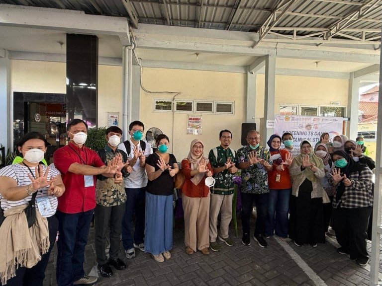 Pemerintah Kota (Pemkot) Surabaya terus memperkuat upaya penanggulangan tuberkulosis (TBC) melalui kegiatan tracing dan screening yang dilakukan secara rutin di sejumlah wilayah. Hingga Mei 2026, capaian pemeriksaan suspek TBC di Kota Pahlawan menunjukkan perkembangan yang signifikan dan menjadi bagian dari upaya mendukung target nasional eliminasi TBC pada 2030. Kepala Dinas Kesehatan (Dinkes) Kota Surabaya, dr. Billy Daniel Messakh, mengatakan saat ini terdapat lima area di Kota Pahlawan yang menjadi fokus kegiatan tracing dan screening setiap pekan. "Kita punya kegiatan untuk tracing dan screening. Di Surabaya ini ada lima area yang setiap minggu itu kita lakukan kegiatan untuk tracing dan screening," ujar dr Billy, Rabu (10/6/2026). Billy menjelaskan, tracing dilakukan terhadap orang yang memiliki kontak erat dengan pasien TBC. Sedangkan screening menyasar masyarakat yang tidak bergejala maupun tidak memiliki riwayat kontak dengan penderita. "Jadi tracing ini untuk yang kontak erat. Sedangkan screening (untuk) yang tidak bergejala, dan tidak pernah kontak juga," katanya. Berdasarkan data Dinkes Surabaya periode Januari-Mei 2026, dari target penemuan 61.624 suspek atau terduga TBC, sebanyak 44.088 orang telah diperiksa atau mencapai 71,54 persen. Sementara capaian skrining telah menjangkau 644.201 penduduk atau 45,78 persen dari target 50 persen jumlah penduduk yang harus diskrining. Dari estimasi 11.412 kasus TBC pada 2026, sebanyak 4.191 kasus berhasil ditemukan, terdiri atas 4.078 kasus TBC sensitif obat (SO) dan 113 kasus TBC resistan obat (RO). Saat ini, sebanyak 4.166 pasien TBC tengah menjalani pengobatan di seluruh fasilitas pelayanan kesehatan (fasyankes) di Surabaya. Untuk kasus TBC SO, sebanyak 3.443 pasien atau 84,43 persen telah memulai pengobatan. Sedangkan dari 113 kasus TBC RO yang ditemukan, sebanyak 90 pasien atau 79,65 persen telah menjalani terapi. Tingkat keberhasilan pengobatan atau Treatment Success Rate (TSR) TBC SO di Surabaya tercatat mencapai 89,36 persen, sementara angka kematian pasien TBC selama menjalani pengobatan berada di angka 1,80 persen. Selain itu, Dinkes Surabaya juga mencatat sebanyak 2.461 investigasi kontak telah dilakukan dan 2.729 orang mendapatkan terapi pencegahan kontak serumah sebagai bagian dari upaya memutus rantai penularan. Menurut Billy, hasil kegiatan tracing dan screening yang dilakukan secara rutin tersebut menunjukkan perkembangan yang cukup signifikan. Hingga Mei 2026, pemeriksaan telah dilakukan terhadap lebih dari separuh target temuan yang ditetapkan Kementerian Kesehatan (Kemenkes) RI. "Nah, sampai bulan Mei kemarin kita sudah lakukan pemeriksaan itu terhadap sekitar 50 persen lebih dari 68.000 estimasi (target penemuan) yang diberikan Kemenkes ke Kota Surabaya," ungkap dr Billy. Ia mengungkapkan, kegiatan tracing dan screening salah satunya digelar di Puskesmas Sawah Pulo, Kelurahan Ujung, Kecamatan Semampir. Dalam kegiatan itu, Dinkes Surabaya melibatkan Fakultas Kedokteran Universitas Airlangga (FK Unair), dokter spesialis paru, serta residen paru. "Di sana kita libatkan FK Unair dari dokter spesialis paru dan residen paru. Ada turun sekitar enam orang dan kepala Irna-nya (Instalasi Rawat Inap)," ujarnya. Selain dukungan tenaga medis, dr Billy menyebut kegiatan tersebut juga memanfaatkan teknologi pemeriksaan terbaru yang dinilai dapat mempermudah deteksi TBC. "Ada alat untuk pemeriksaan baru. Kalau selama ini kan kita harus pakai dahak. Nah, kesulitan untuk dapat dahak ini, ternyata ada alat yang bisa membantu kita, cukup saliva atau air liur saja kita bisa mendeteksinya," jelas dr Billy. Bahkan, dr Billy menuturkan bahwa pengembangan metode pemeriksaan tersebut mendapat dukungan dari tim ahli internasional. "Jadi, kegiatan itu didukung oleh tim ahli juga dari Cina dan Korea," imbuhnya. Billy menjelaskan, langkah penanganan TBC di Surabaya dilakukan segera setelah pasien terdiagnosis. Obat dan paket terapi telah tersedia di seluruh puskesmas untuk memastikan pasien dapat segera menjalani pengobatan. "Jadi langkah dari tracing dan screening ini begitu kita ketemu, langsung kita terapi. Setelah diagnostik selesai kita terapi. Paket-paket untuk terapi ini sudah ada di Puskesmas," bebernya. Untuk memastikan keberhasilan pengobatan, Dinkes Surabaya juga melibatkan Kader Surabaya Hebat (KSH), petugas puskesmas, dan tim Dinkes dalam memantau kepatuhan pasien mengonsumsi obat. "Jadi baik itu Kader Surabaya Hebat, tim dari Puskesmas setempat dan Dinas Kesehatan akan memantau memantau ketaatan minum obatnya," kata dr Billy. Menurutnya, durasi terapi yang cukup panjang kerap menjadi tantangan bagi pasien. Karena itu, pendampingan dan motivasi terus diberikan agar pasien tidak menghentikan pengobatan di tengah jalan. "Sehingga obat yang diberikan benar-benar diminum karena terapinya cukup banyak. Itu yang membuat kadang-kadang pasien lelah. Nah, kita motivasi terus sehingga mereka tetap semangat," tuturnya. Pihaknya berharap berbagai upaya yang dilakukan Pemkot Surabaya dapat membantu pencapaian target nasional eliminasi TBC pada 2030. "Kita harapkan paling tidak target dari Kementerian Kesehatan itu kita bisa dapat, sehingga angka eliminasi TB (tahun 2030) yang diharapkan itu tercapai," pungkasnya. Target tersebut sejalan dengan Perpres Nomor 67 Tahun 2021 tentang Penanggulangan Tuberkulosis, yang menargetkan angka kejadian TBC turun menjadi 65 kasus per 100.000 penduduk dan angka kematian menjadi 6 kasus per 100.000 penduduk pada 2030. (*)