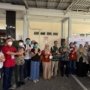 Pemerintah Kota (Pemkot) Surabaya terus memperkuat upaya penanggulangan tuberkulosis (TBC) melalui kegiatan tracing dan screening yang dilakukan secara rutin di sejumlah wilayah. Hingga Mei 2026, capaian pemeriksaan suspek TBC di Kota Pahlawan menunjukkan perkembangan yang signifikan dan menjadi bagian dari upaya mendukung target nasional eliminasi TBC pada 2030. Kepala Dinas Kesehatan (Dinkes) Kota Surabaya, dr. Billy Daniel Messakh, mengatakan saat ini terdapat lima area di Kota Pahlawan yang menjadi fokus kegiatan tracing dan screening setiap pekan. "Kita punya kegiatan untuk tracing dan screening. Di Surabaya ini ada lima area yang setiap minggu itu kita lakukan kegiatan untuk tracing dan screening," ujar dr Billy, Rabu (10/6/2026). Billy menjelaskan, tracing dilakukan terhadap orang yang memiliki kontak erat dengan pasien TBC. Sedangkan screening menyasar masyarakat yang tidak bergejala maupun tidak memiliki riwayat kontak dengan penderita. "Jadi tracing ini untuk yang kontak erat. Sedangkan screening (untuk) yang tidak bergejala, dan tidak pernah kontak juga," katanya. Berdasarkan data Dinkes Surabaya periode Januari-Mei 2026, dari target penemuan 61.624 suspek atau terduga TBC, sebanyak 44.088 orang telah diperiksa atau mencapai 71,54 persen. Sementara capaian skrining telah menjangkau 644.201 penduduk atau 45,78 persen dari target 50 persen jumlah penduduk yang harus diskrining. Dari estimasi 11.412 kasus TBC pada 2026, sebanyak 4.191 kasus berhasil ditemukan, terdiri atas 4.078 kasus TBC sensitif obat (SO) dan 113 kasus TBC resistan obat (RO). Saat ini, sebanyak 4.166 pasien TBC tengah menjalani pengobatan di seluruh fasilitas pelayanan kesehatan (fasyankes) di Surabaya. Untuk kasus TBC SO, sebanyak 3.443 pasien atau 84,43 persen telah memulai pengobatan. Sedangkan dari 113 kasus TBC RO yang ditemukan, sebanyak 90 pasien atau 79,65 persen telah menjalani terapi. Tingkat keberhasilan pengobatan atau Treatment Success Rate (TSR) TBC SO di Surabaya tercatat mencapai 89,36 persen, sementara angka kematian pasien TBC selama menjalani pengobatan berada di angka 1,80 persen. Selain itu, Dinkes Surabaya juga mencatat sebanyak 2.461 investigasi kontak telah dilakukan dan 2.729 orang mendapatkan terapi pencegahan kontak serumah sebagai bagian dari upaya memutus rantai penularan. Menurut Billy, hasil kegiatan tracing dan screening yang dilakukan secara rutin tersebut menunjukkan perkembangan yang cukup signifikan. Hingga Mei 2026, pemeriksaan telah dilakukan terhadap lebih dari separuh target temuan yang ditetapkan Kementerian Kesehatan (Kemenkes) RI. "Nah, sampai bulan Mei kemarin kita sudah lakukan pemeriksaan itu terhadap sekitar 50 persen lebih dari 68.000 estimasi (target penemuan) yang diberikan Kemenkes ke Kota Surabaya," ungkap dr Billy. Ia mengungkapkan, kegiatan tracing dan screening salah satunya digelar di Puskesmas Sawah Pulo, Kelurahan Ujung, Kecamatan Semampir. Dalam kegiatan itu, Dinkes Surabaya melibatkan Fakultas Kedokteran Universitas Airlangga (FK Unair), dokter spesialis paru, serta residen paru. "Di sana kita libatkan FK Unair dari dokter spesialis paru dan residen paru. Ada turun sekitar enam orang dan kepala Irna-nya (Instalasi Rawat Inap)," ujarnya. Selain dukungan tenaga medis, dr Billy menyebut kegiatan tersebut juga memanfaatkan teknologi pemeriksaan terbaru yang dinilai dapat mempermudah deteksi TBC. "Ada alat untuk pemeriksaan baru. Kalau selama ini kan kita harus pakai dahak. Nah, kesulitan untuk dapat dahak ini, ternyata ada alat yang bisa membantu kita, cukup saliva atau air liur saja kita bisa mendeteksinya," jelas dr Billy. Bahkan, dr Billy menuturkan bahwa pengembangan metode pemeriksaan tersebut mendapat dukungan dari tim ahli internasional. "Jadi, kegiatan itu didukung oleh tim ahli juga dari Cina dan Korea," imbuhnya. Billy menjelaskan, langkah penanganan TBC di Surabaya dilakukan segera setelah pasien terdiagnosis. Obat dan paket terapi telah tersedia di seluruh puskesmas untuk memastikan pasien dapat segera menjalani pengobatan. "Jadi langkah dari tracing dan screening ini begitu kita ketemu, langsung kita terapi. Setelah diagnostik selesai kita terapi. Paket-paket untuk terapi ini sudah ada di Puskesmas," bebernya. Untuk memastikan keberhasilan pengobatan, Dinkes Surabaya juga melibatkan Kader Surabaya Hebat (KSH), petugas puskesmas, dan tim Dinkes dalam memantau kepatuhan pasien mengonsumsi obat. "Jadi baik itu Kader Surabaya Hebat, tim dari Puskesmas setempat dan Dinas Kesehatan akan memantau memantau ketaatan minum obatnya," kata dr Billy. Menurutnya, durasi terapi yang cukup panjang kerap menjadi tantangan bagi pasien. Karena itu, pendampingan dan motivasi terus diberikan agar pasien tidak menghentikan pengobatan di tengah jalan. "Sehingga obat yang diberikan benar-benar diminum karena terapinya cukup banyak. Itu yang membuat kadang-kadang pasien lelah. Nah, kita motivasi terus sehingga mereka tetap semangat," tuturnya. Pihaknya berharap berbagai upaya yang dilakukan Pemkot Surabaya dapat membantu pencapaian target nasional eliminasi TBC pada 2030. "Kita harapkan paling tidak target dari Kementerian Kesehatan itu kita bisa dapat, sehingga angka eliminasi TB (tahun 2030) yang diharapkan itu tercapai," pungkasnya. Target tersebut sejalan dengan Perpres Nomor 67 Tahun 2021 tentang Penanggulangan Tuberkulosis, yang menargetkan angka kejadian TBC turun menjadi 65 kasus per 100.000 penduduk dan angka kematian menjadi 6 kasus per 100.000 penduduk pada 2030. (*)