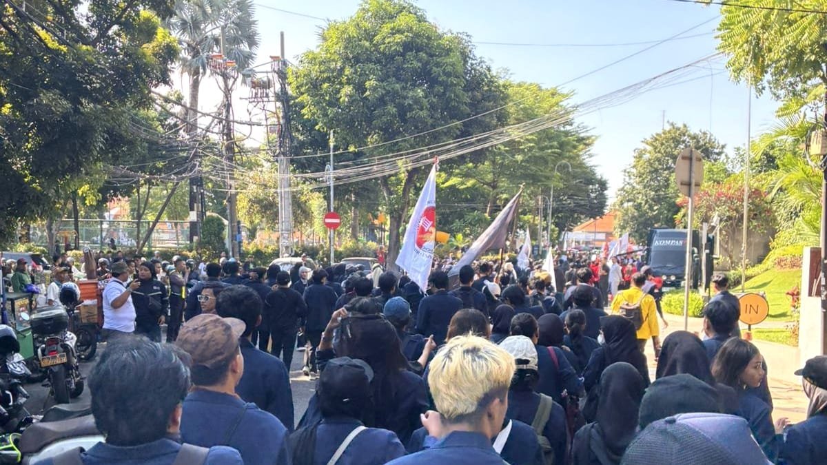 Demo Mahasiswa Surabaya: Long March dari KBS Menuju Grahadi untuk Menuntut Perubahan 1 Demo Mahasiswa Surabaya,
