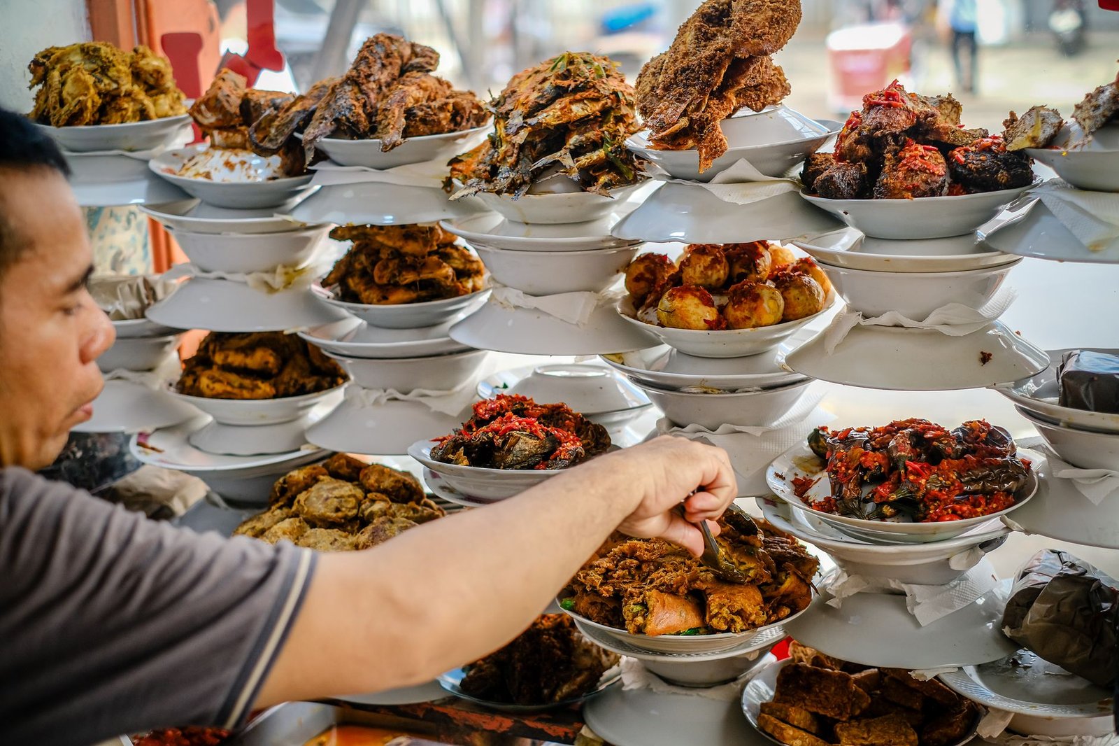 Makanan khas Surabaya seperti lontong balap dan gudeg