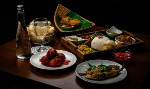 Gambar makanan khas Surabaya seperti lontong balap dan gudeg.