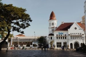 Pemandangan kota Surabaya dengan bangunan tinggi dan lalu lintas ramai