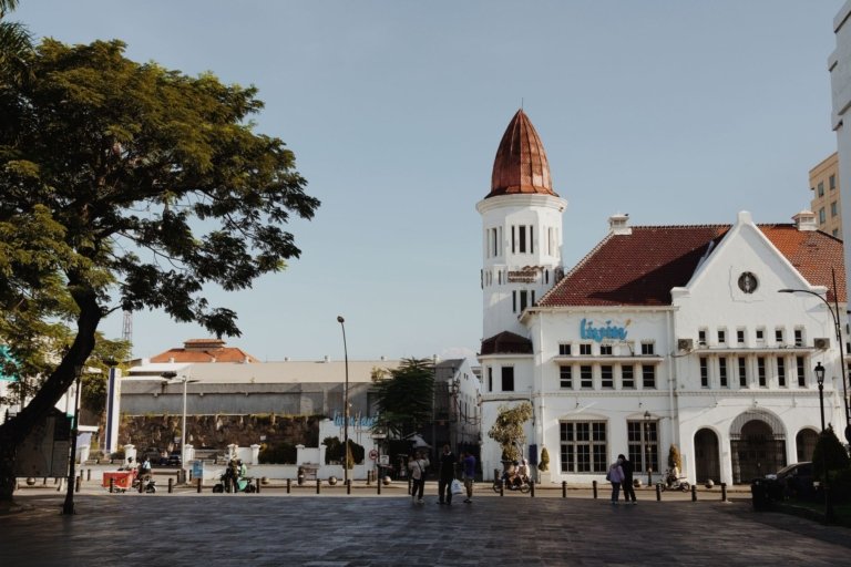 Pemandangan kota Surabaya dengan bangunan tinggi dan lalu lintas ramai