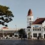 Pemandangan kota Surabaya dengan bangunan tinggi dan lalu lintas ramai