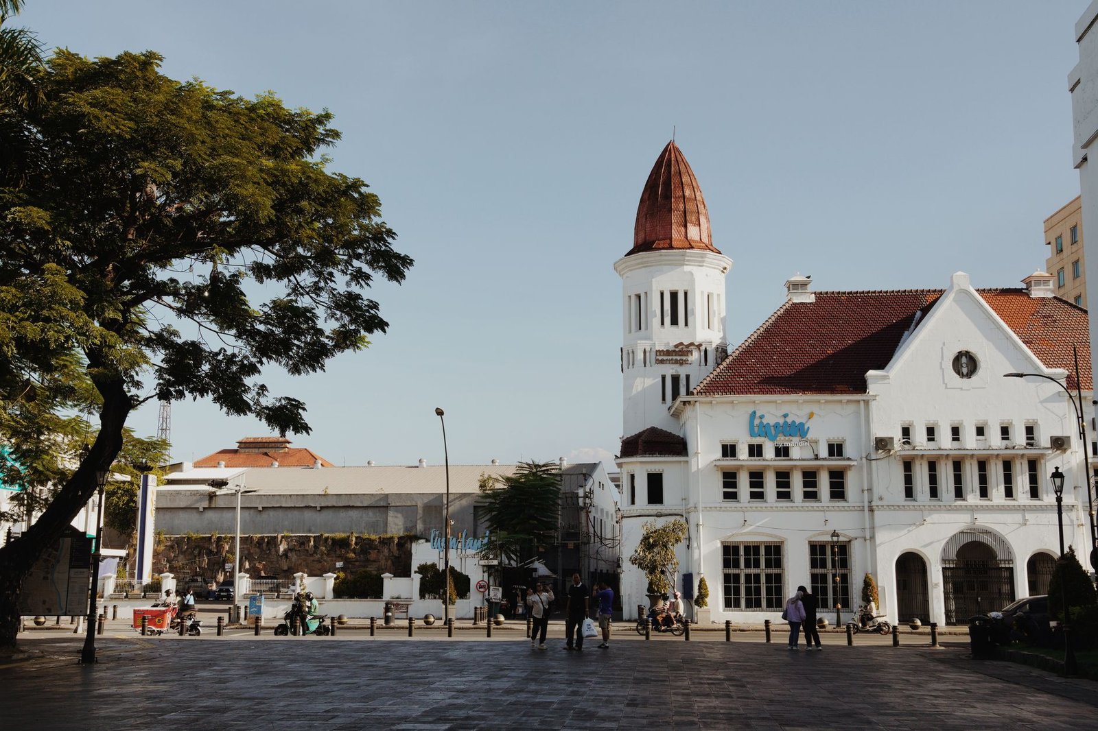 Pemandangan kota Surabaya dengan bangunan tinggi dan lalu lintas ramai