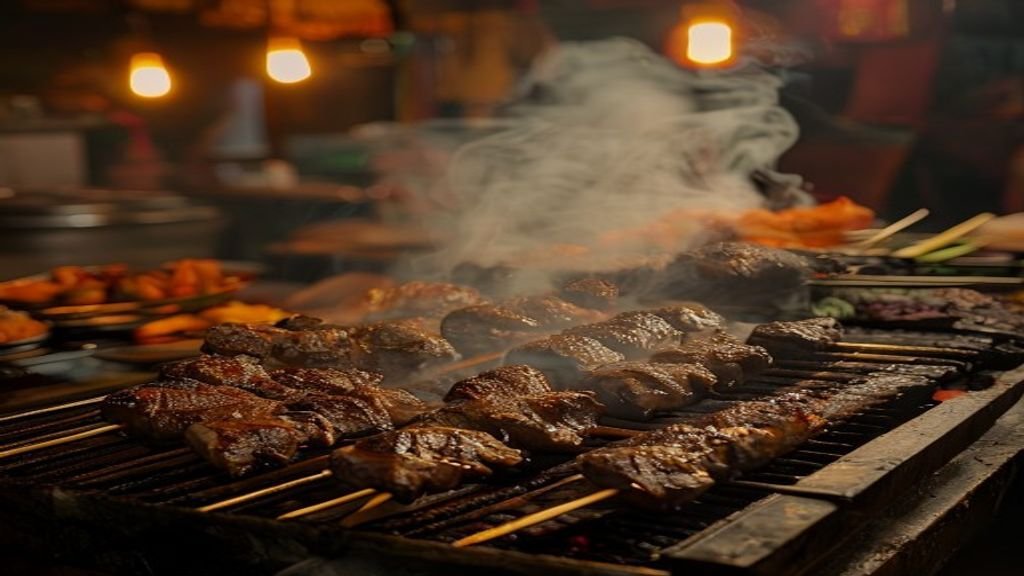 Kuliner Surabaya: Studi Kasus Warung Sate yang Mengguncang Pasar Lokal 1 Foto menampilkan beragam makanan khas Surabaya, seperti rawon, soto, dan rujak cingur.