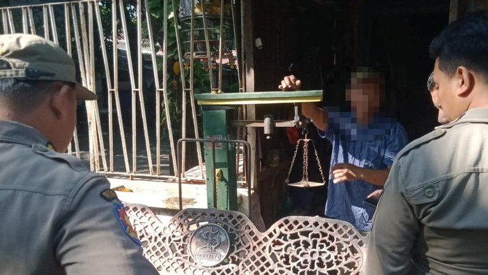 Kursi Besi, Pemkot Surabaya, Tempat Rongsok