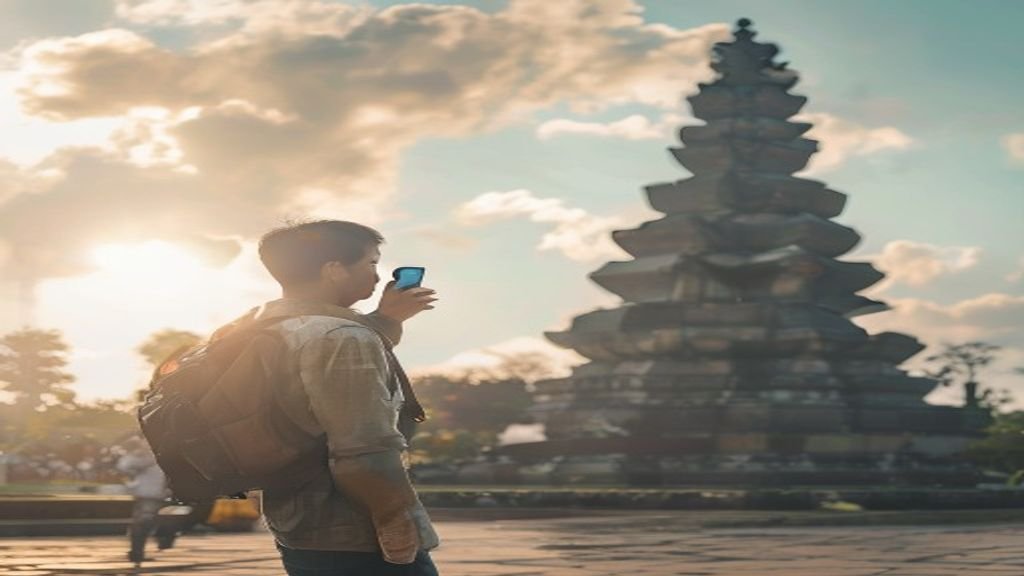 Analisis Pola Wisata Surabaya: 4 Strategi Tingkatkan Pengalaman 1 Pemandangan kota Surabaya malam hari dengan lampu warna-warni