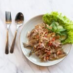 Gambar makanan khas Surabaya seperti lontong balap dan gudeg.