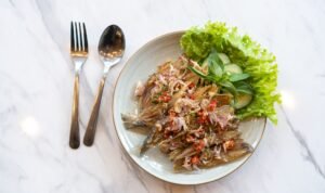 Gambar makanan khas Surabaya seperti lontong balap dan gudeg.